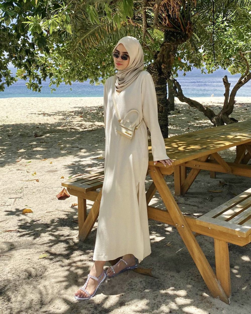 7 Inspirasi Outfit Traveling ke Pantai untuk Hijabers, Comfy Banget!