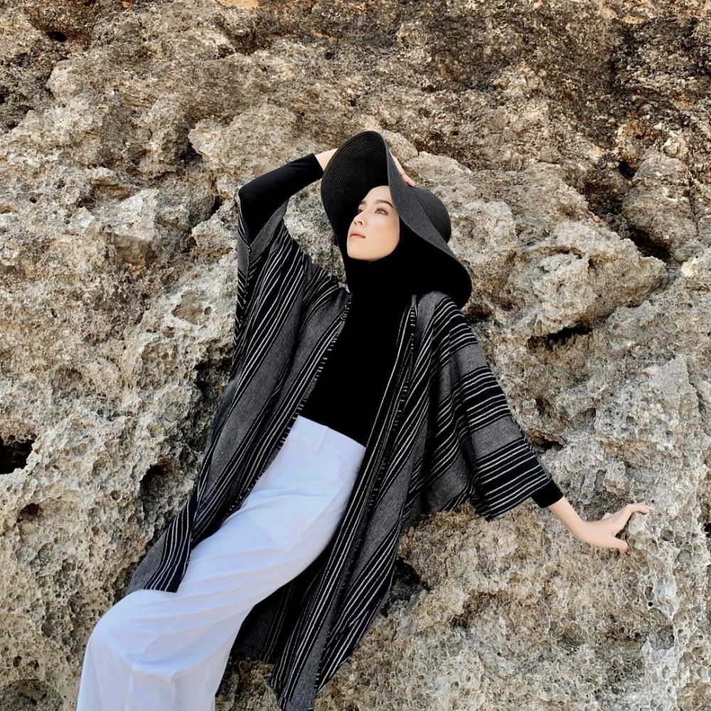 7 Inspirasi Outfit Traveling ke Pantai untuk Hijabers, Comfy Banget!