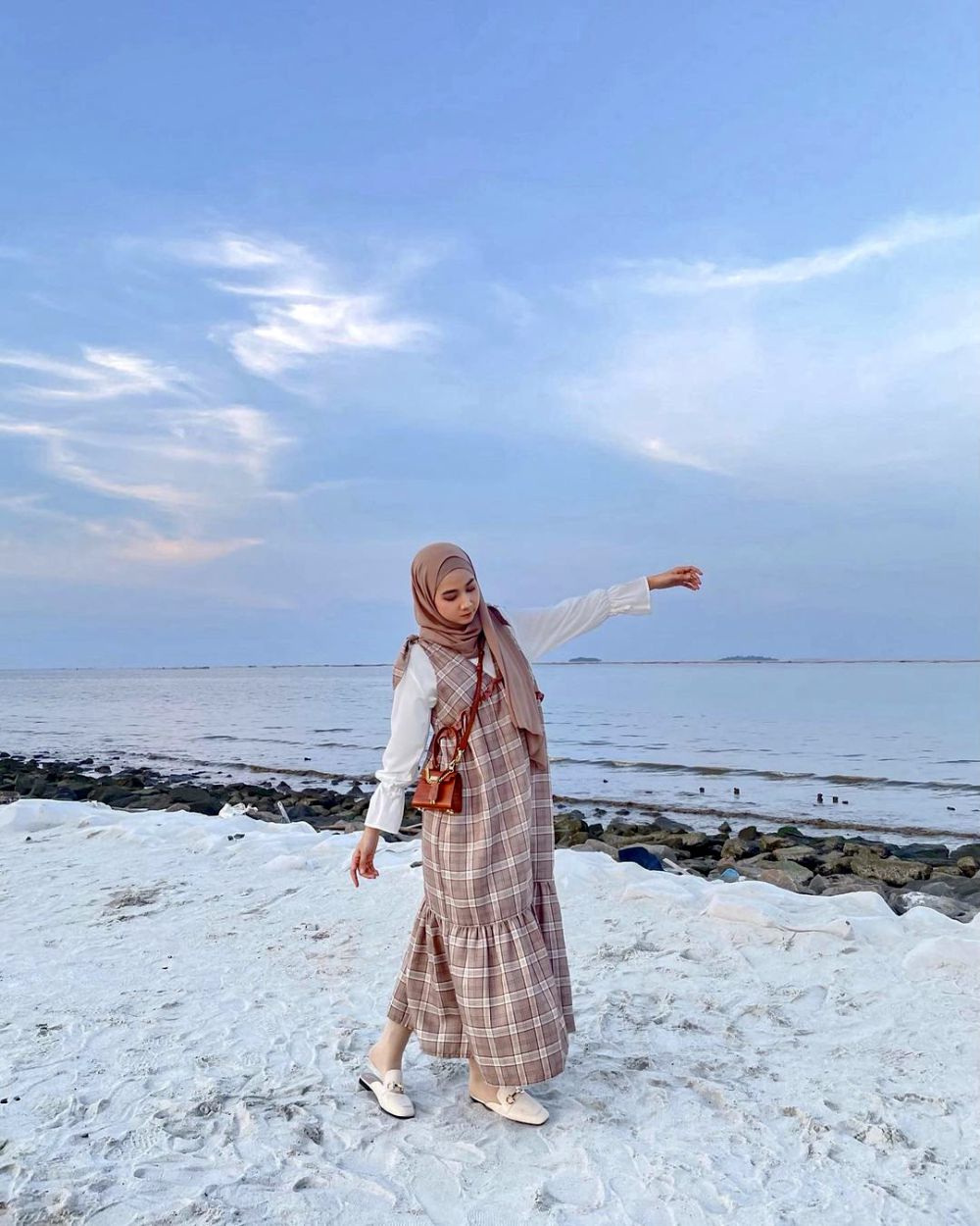 7 Inspirasi Outfit Traveling ke Pantai untuk Hijabers, Comfy Banget!