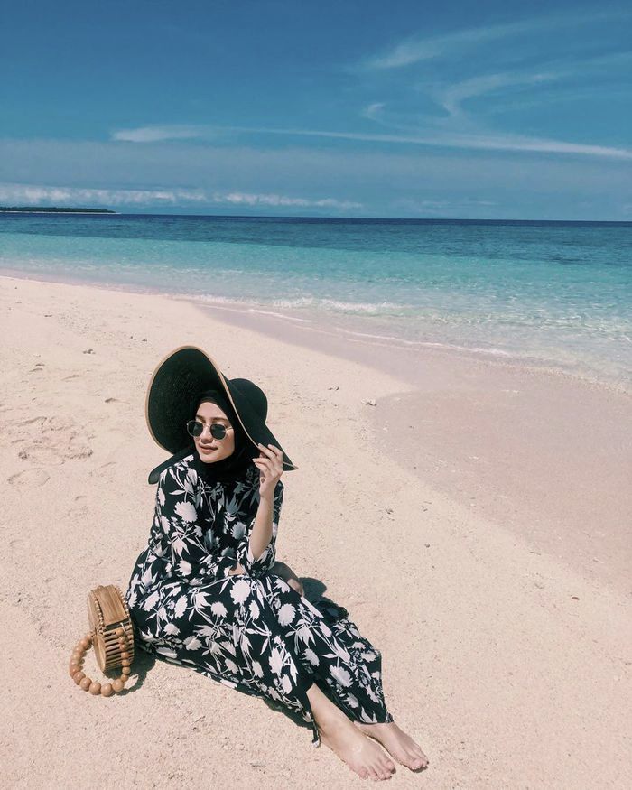 7 Inspirasi Outfit Traveling ke Pantai untuk Hijabers, Comfy Banget!