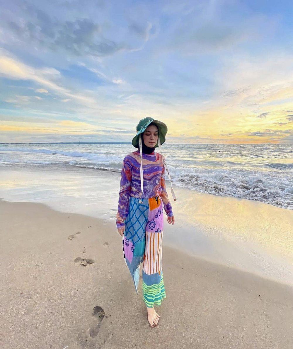 7 Inspirasi Outfit Traveling ke Pantai untuk Hijabers, Comfy Banget!