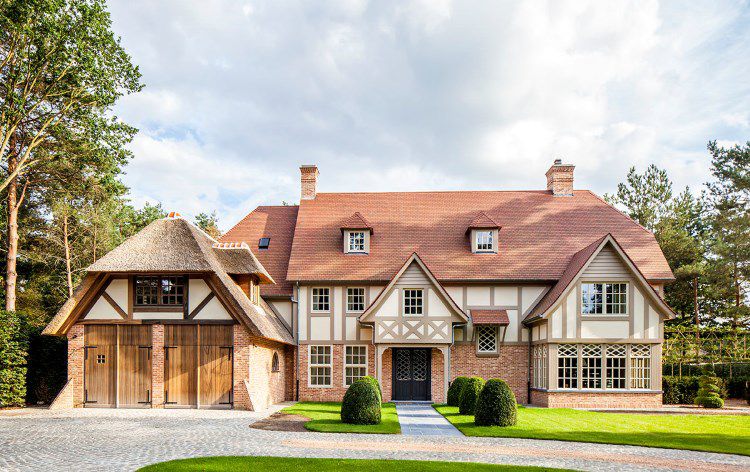 10 Inspirasi Desain Eksterior Rumah Gaya Tudor untuk Properti Sewaan