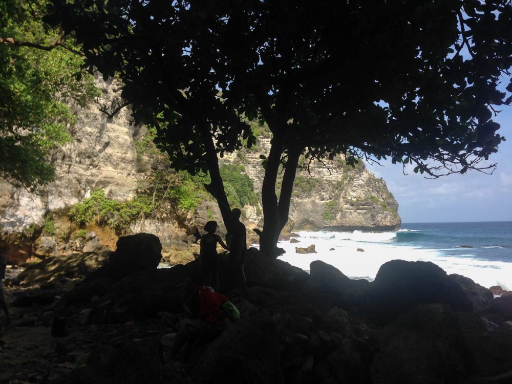 Tiket Masuk Pantai Tembeling di Nusa Penida, Ada Kolam Alami