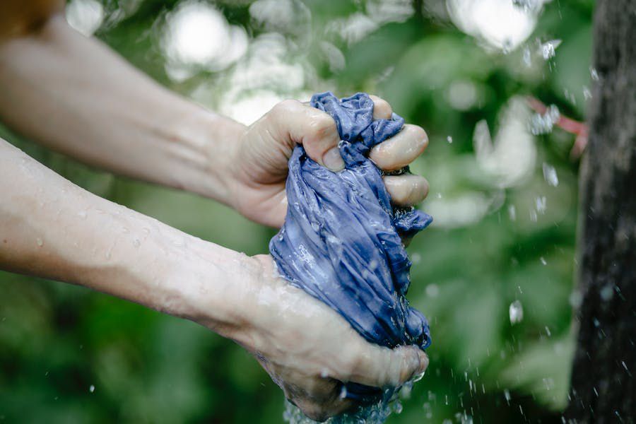 6 Tips Berguna Mencuci Baju Tanpa Mesin Cuci di Musim Hujan