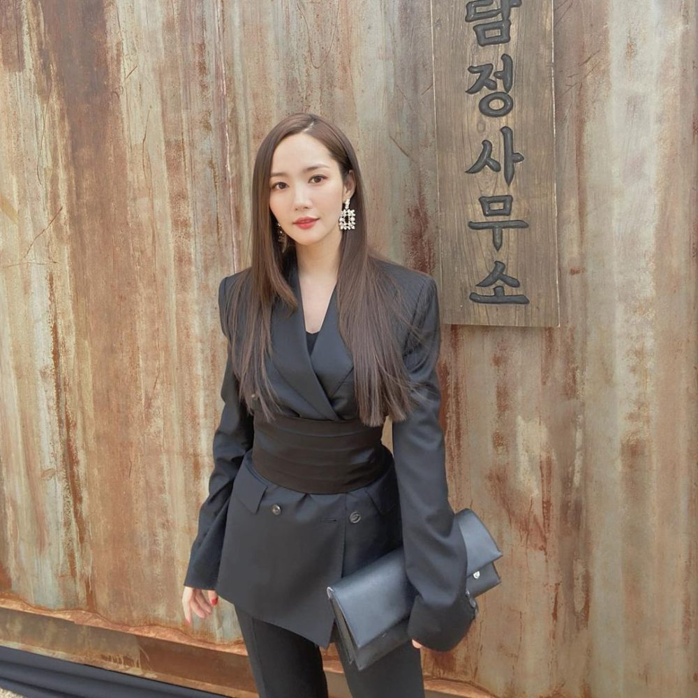 12 Inspirasi Outfit Office Date ala Park Min Young, Stylish Abis!