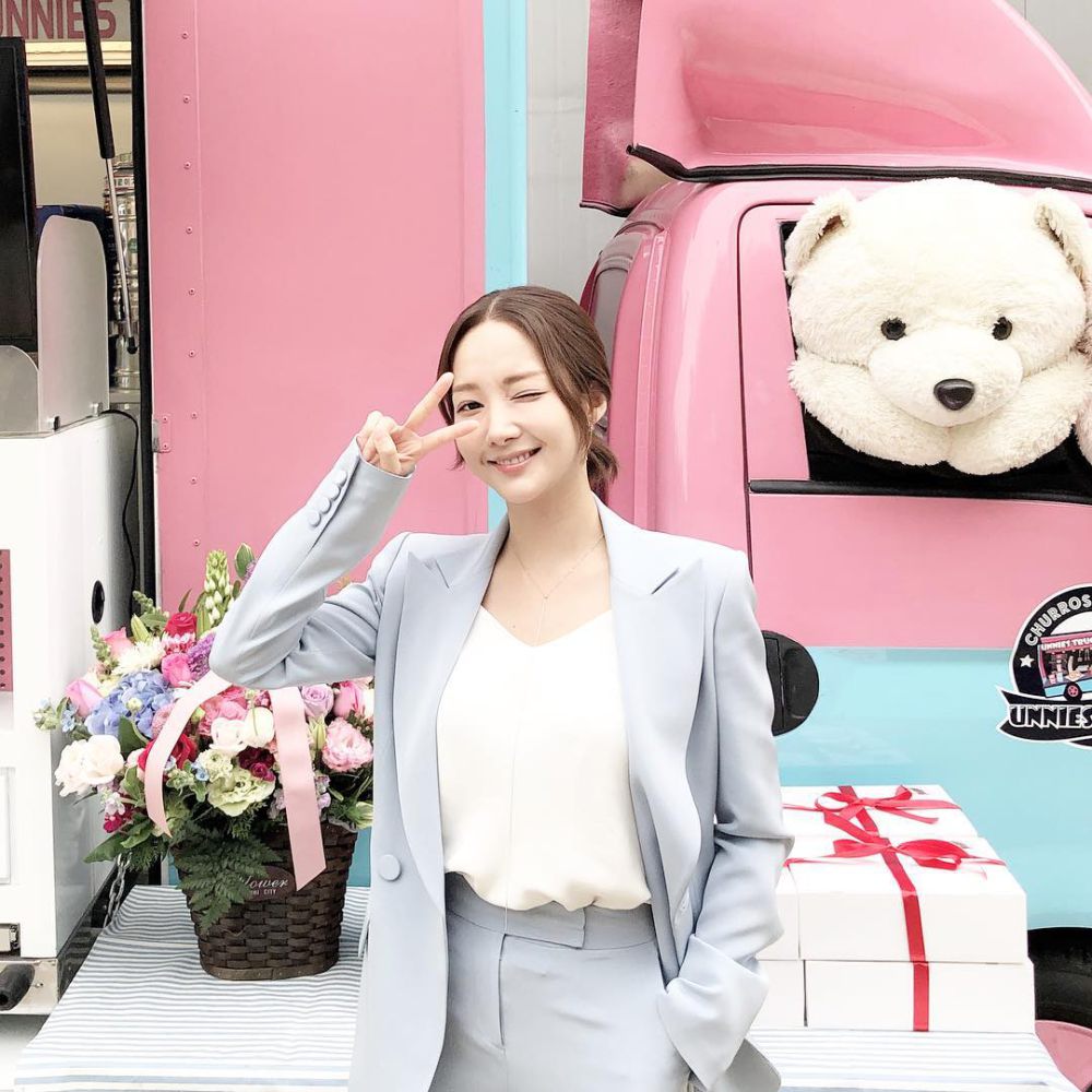 12 Inspirasi Outfit Office Date ala Park Min Young, Stylish Abis!