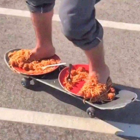 8 Potret Penyajian Makanan di Atas Skateboard, Berani Cicip?