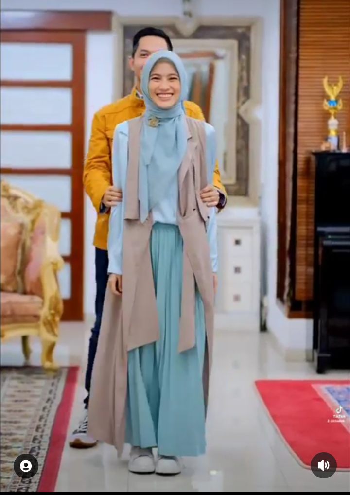 Bumil Flawless, 7 Inspirasi Outfit Warna Biru Pastel ala Alyssa Soebandono