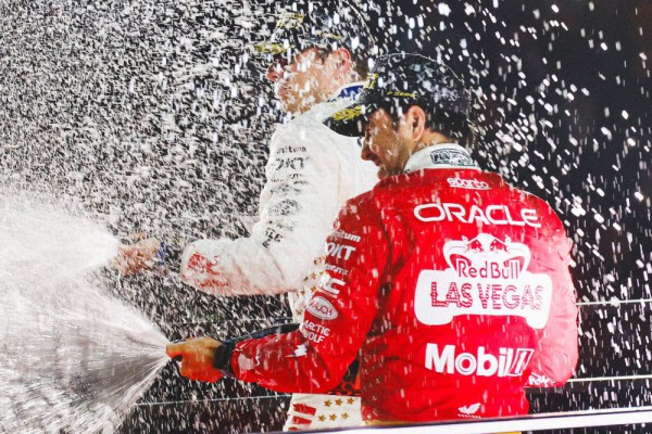 9 Foto Aksi Sergio Perez dengan Trofinya di Atas Podium Formula 1 2023