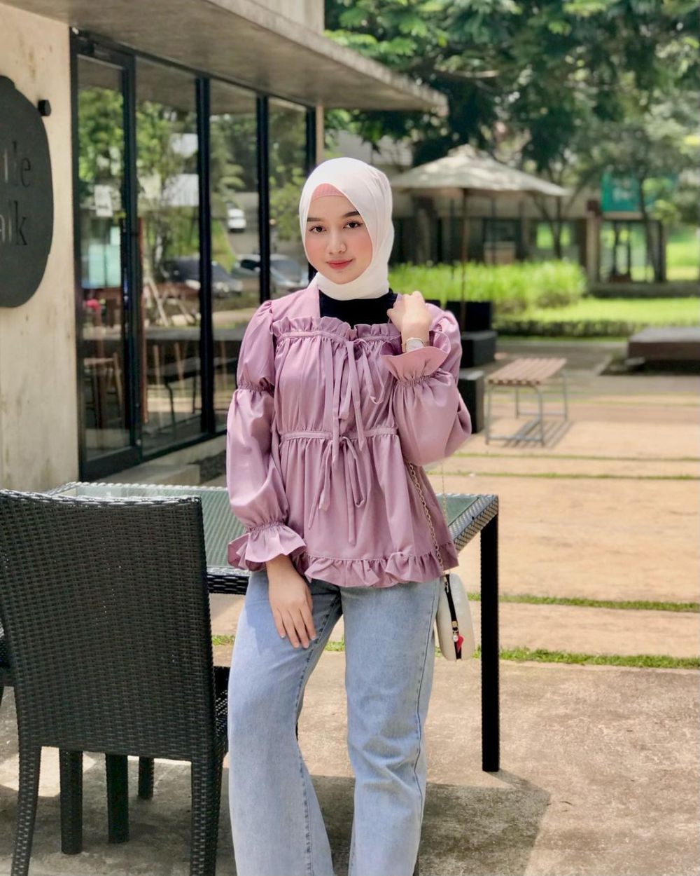 9 OOTD Nuansa Ungu ala Amira Thallya, Catchy Abis!