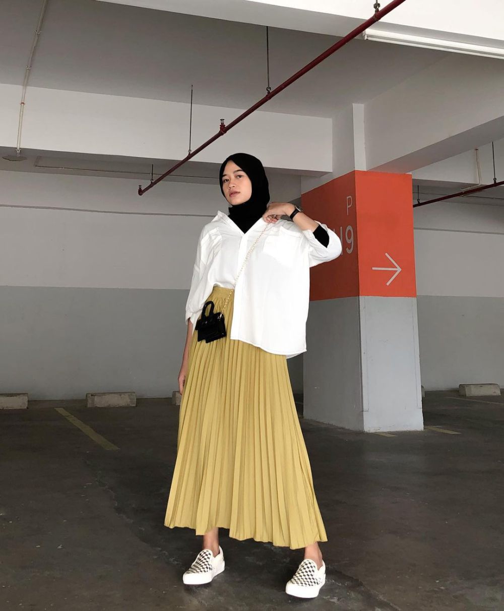 9 Styling Pleated Skirt ala Shella Mutaharoh yang Simpel Anti Ribet
