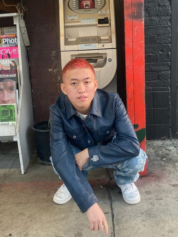 7 Ide Padu Padan Outfit Denim ala Rich Brian, Trendi dan Swag!