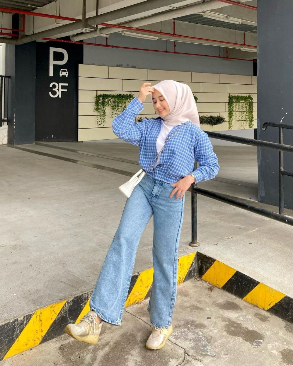 9 OOTD Nuansa Warna Biru ala Amira Thallya, Manis Banget!