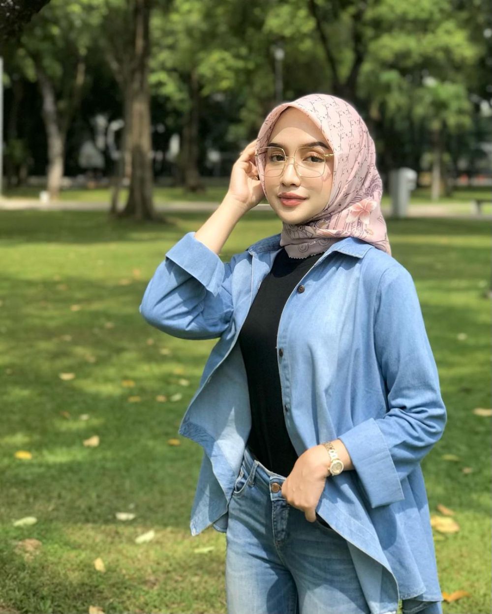 9 OOTD Nuansa Warna Biru ala Amira Thallya, Manis Banget!