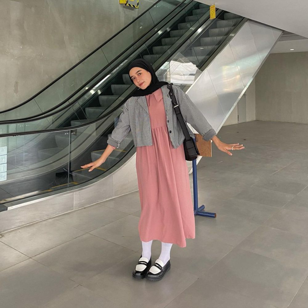 9 Padu Padan Rok dan Dress Hijab ala Shella Mutaharoh, Simple!