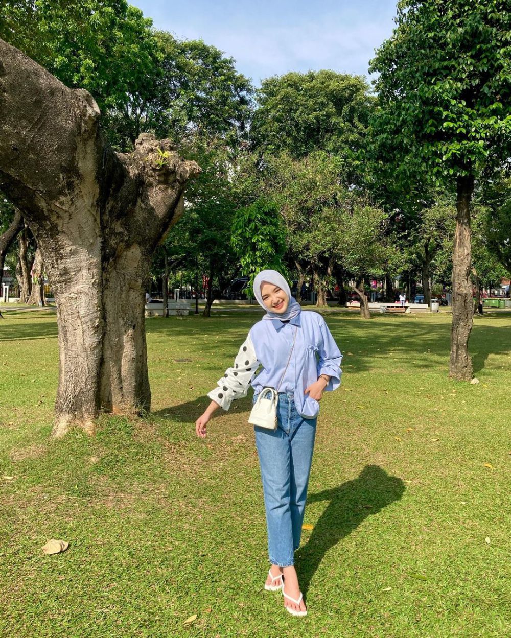 9 OOTD Nuansa Warna Biru ala Amira Thallya, Manis Banget!