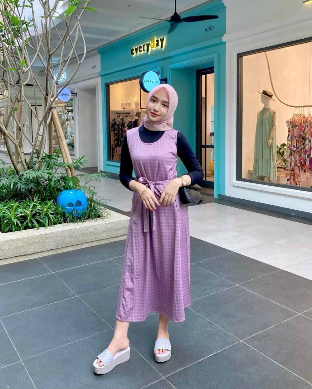 9 OOTD Nuansa Ungu ala Amira Thallya, Catchy Abis!