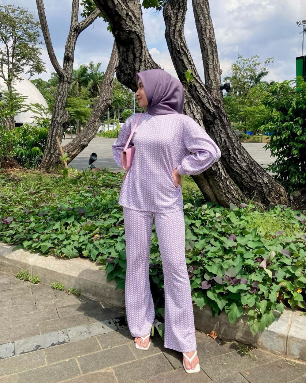 9 OOTD Nuansa Ungu ala Amira Thallya, Catchy Abis!