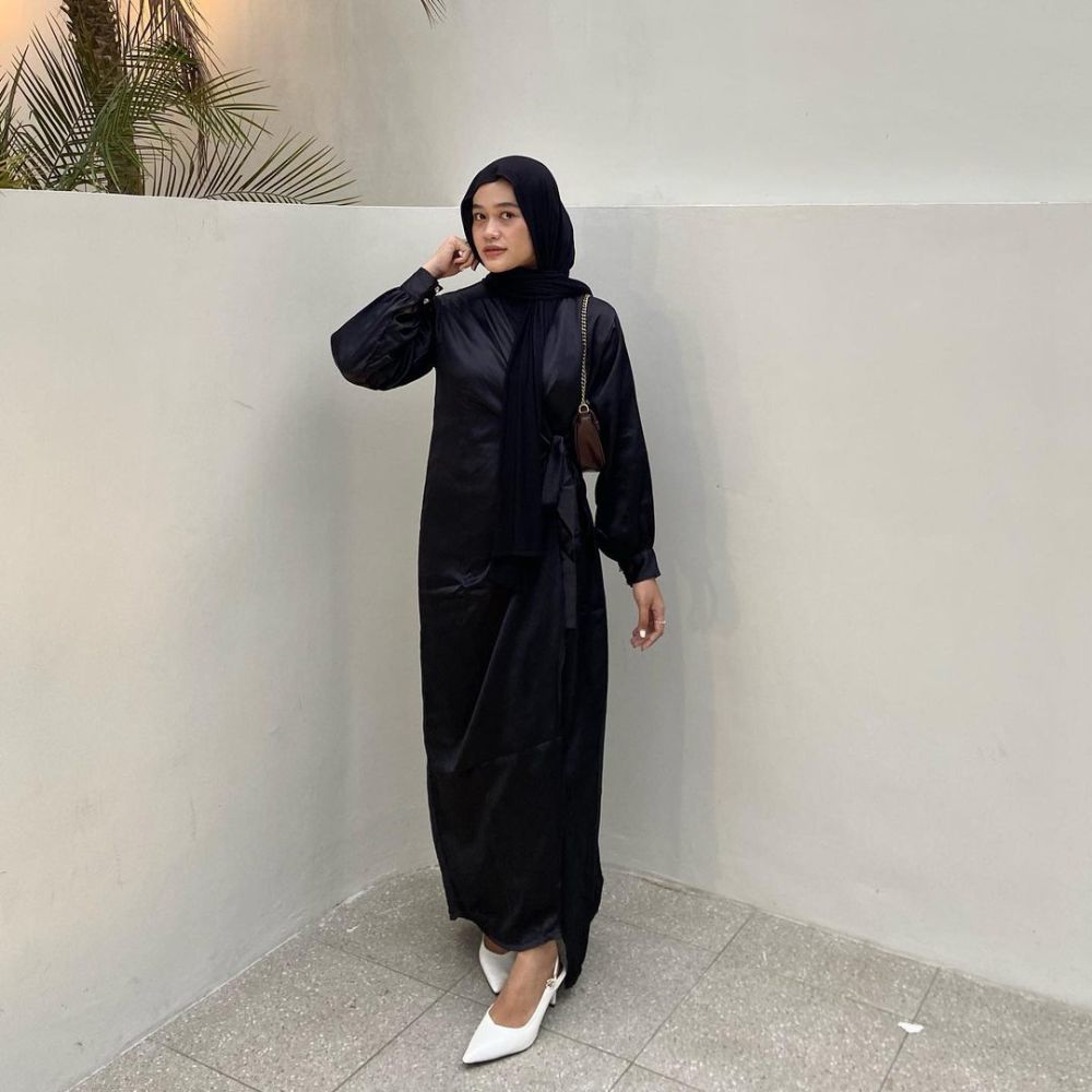 9 Padu Padan Rok dan Dress Hijab ala Shella Mutaharoh, Simple!