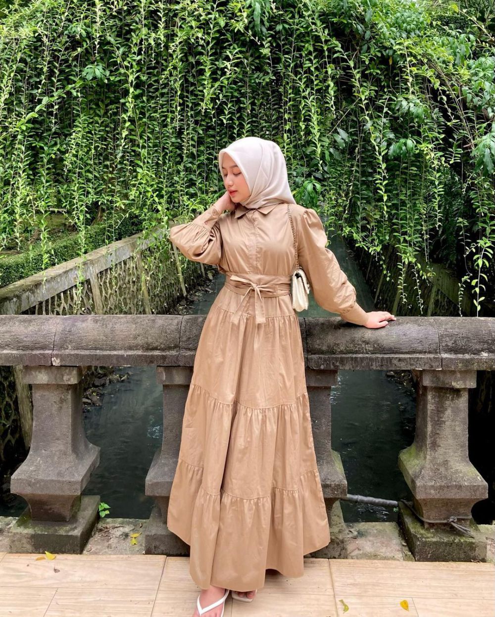 9 Inspirasi Styling Dress ala Amira Thallya, Anggun Abis!