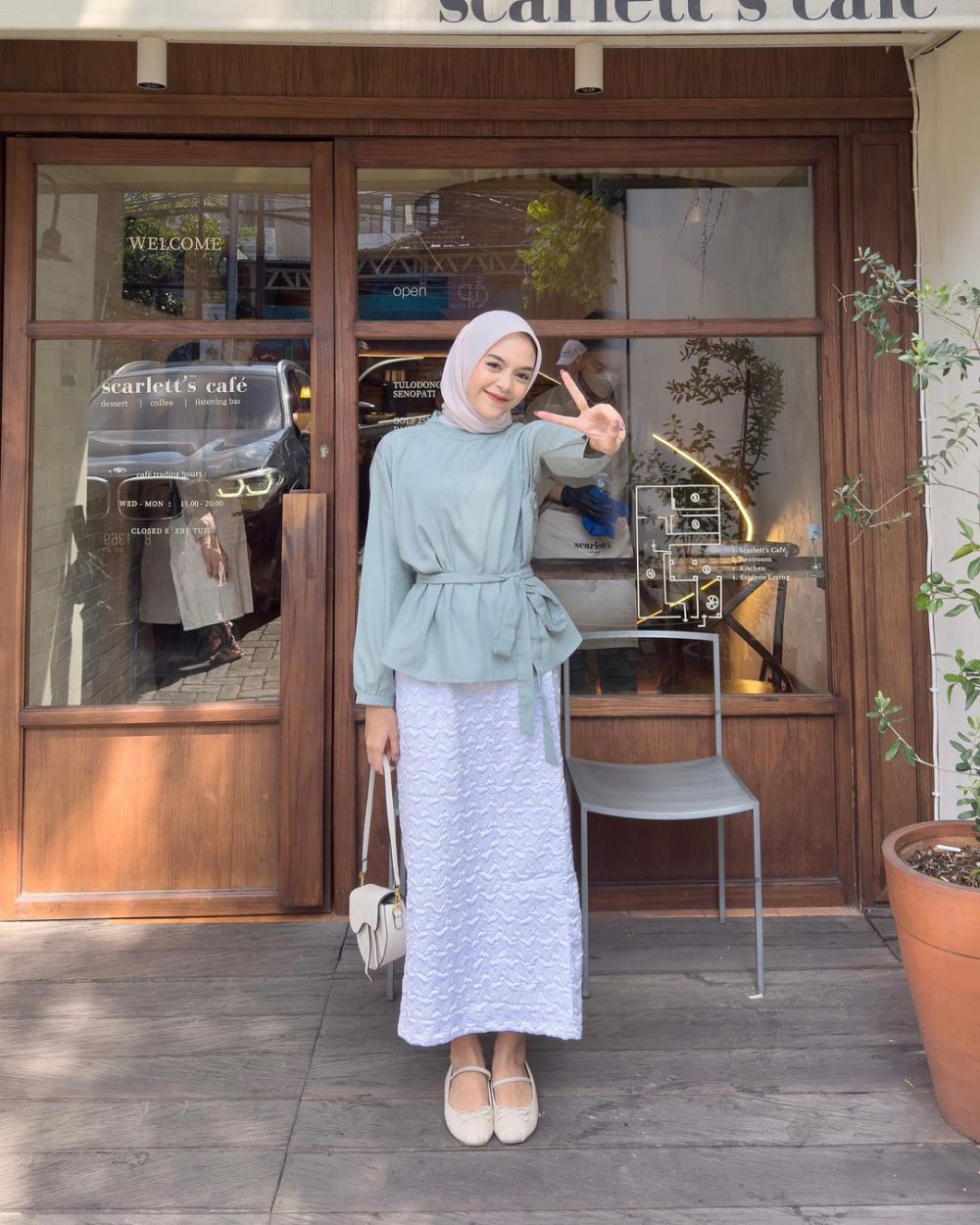 8 Mix and Match Rok Putih ala Febiola Nabila, Anti Mati Gaya!  