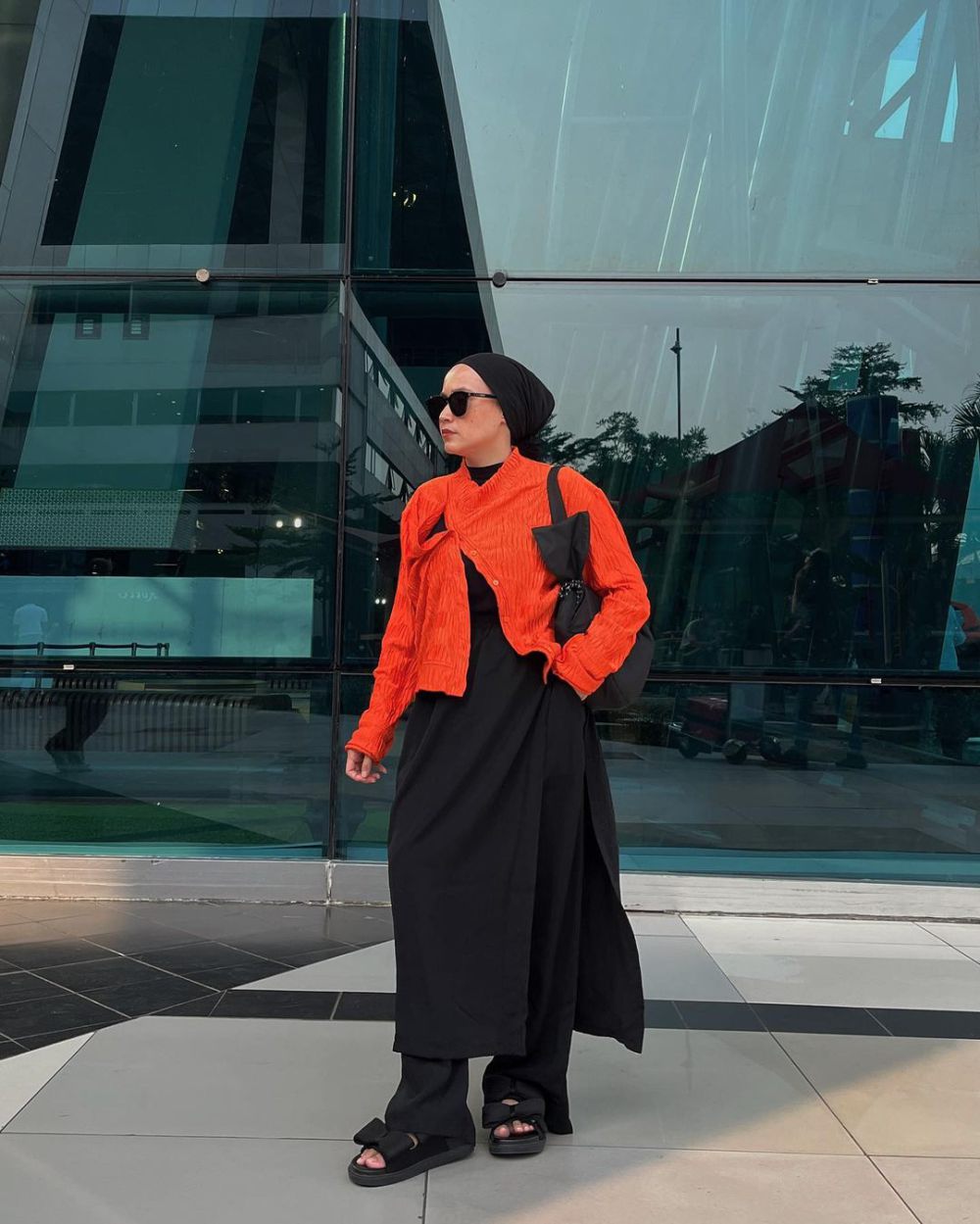 8 Inspirasi Black Outfit Pakai Turban ala Nissa Chair, Fashionable!
