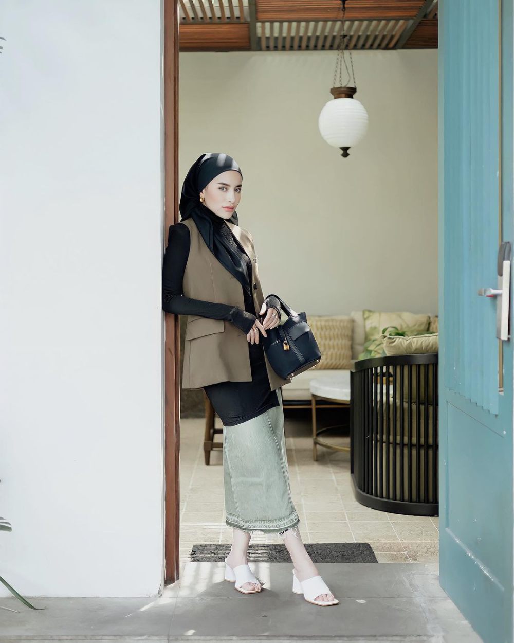 9 Ide Outfit Hijab Formal ala Aghnia Punjabi, Simple buat ke Kantor!