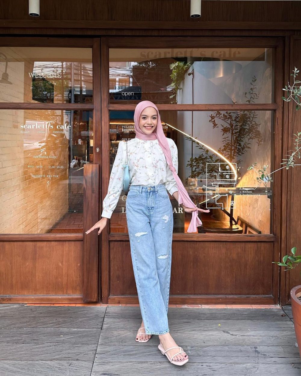 8 Padu Padan Outfit Pakai Hijab Pink ala Febiola Nabila, Cute Banget!  