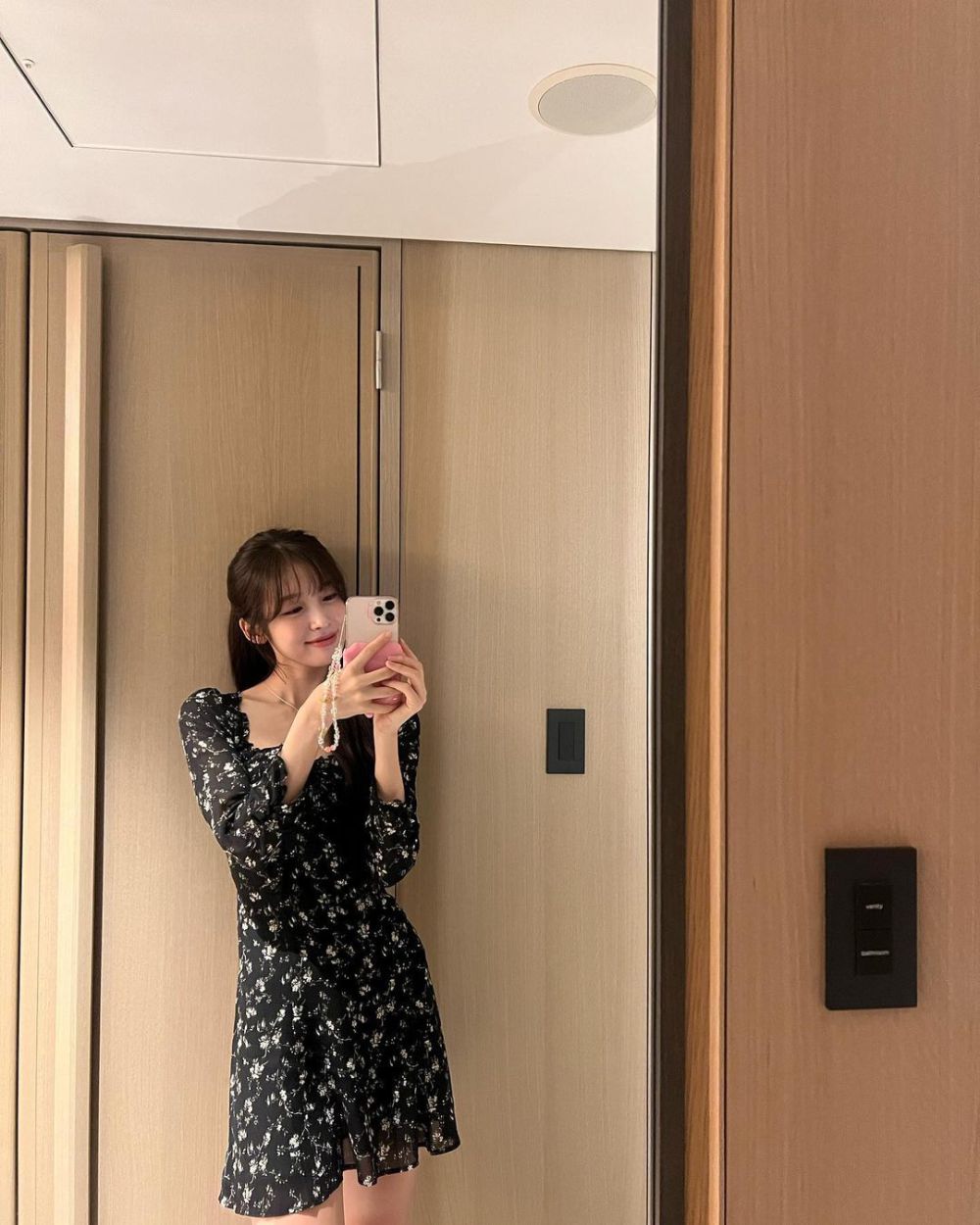 10 Ide Outfit Girly ala Arin Oh My Girl, Tampil Fresh dan Cute!