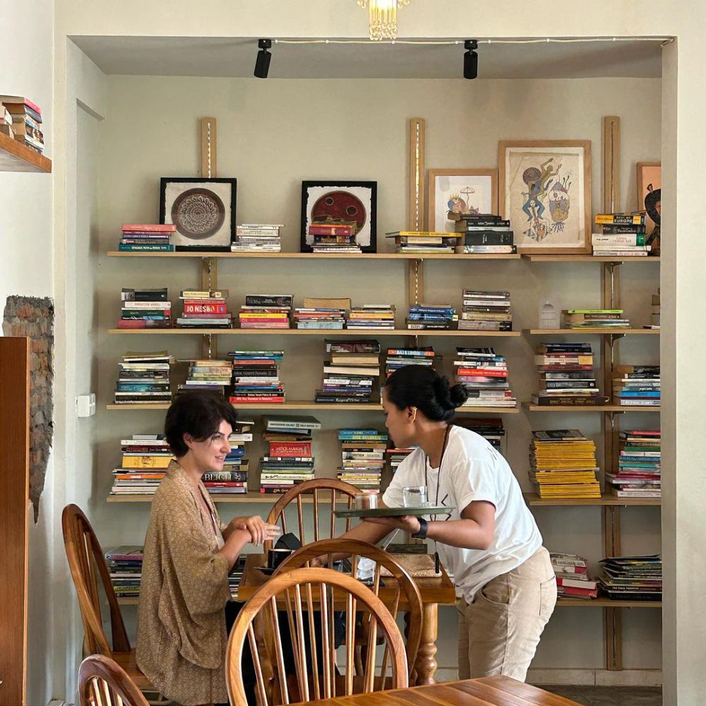 4 Kafe Perpustakaan di Ubud, Ada Koleksi Novel Jepang