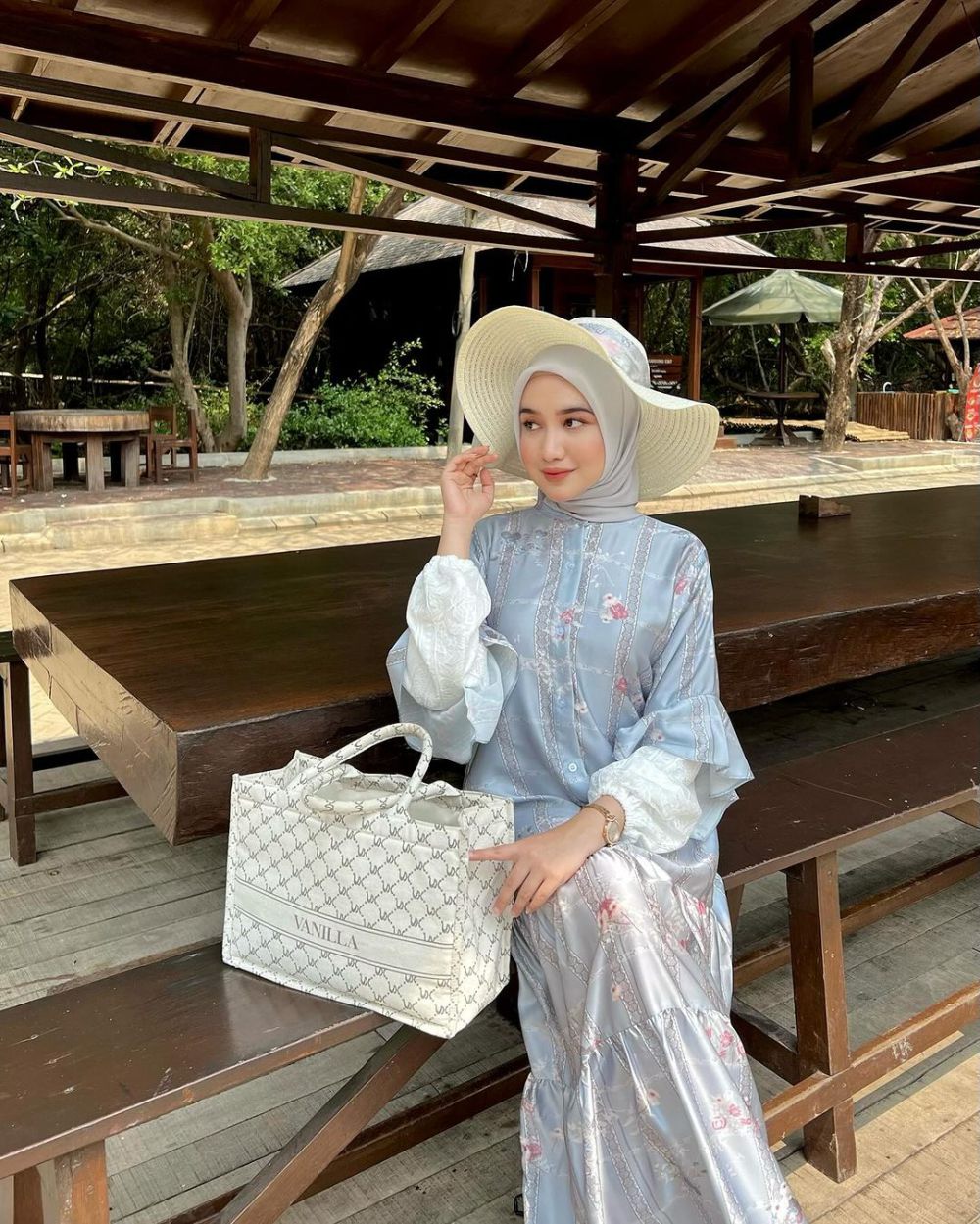 9 OOTD Nuansa Warna Biru ala Amira Thallya, Manis Banget!