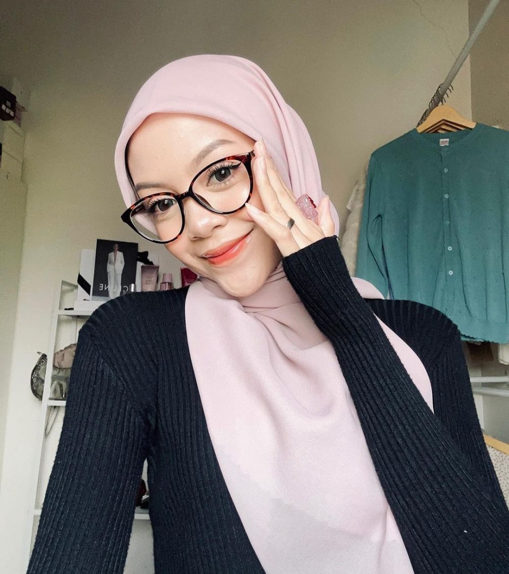 8 Padu Padan Outfit Pakai Hijab Pink ala Febiola Nabila, Cute Banget!  