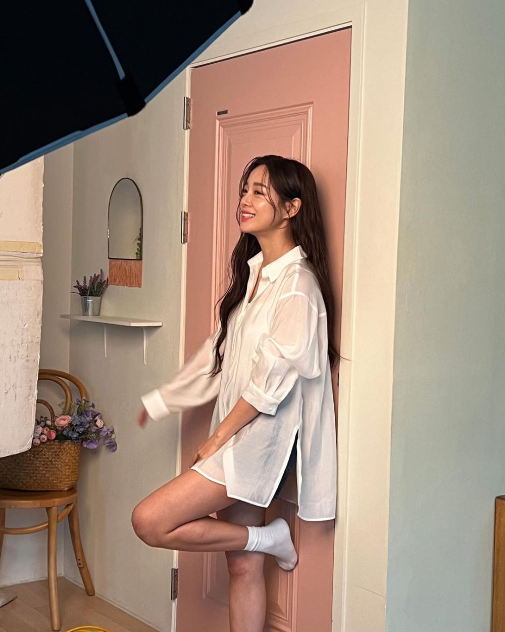 9 Styling White Outfit ala Kim Sejeong, Ada Dress hingga Atasan!  