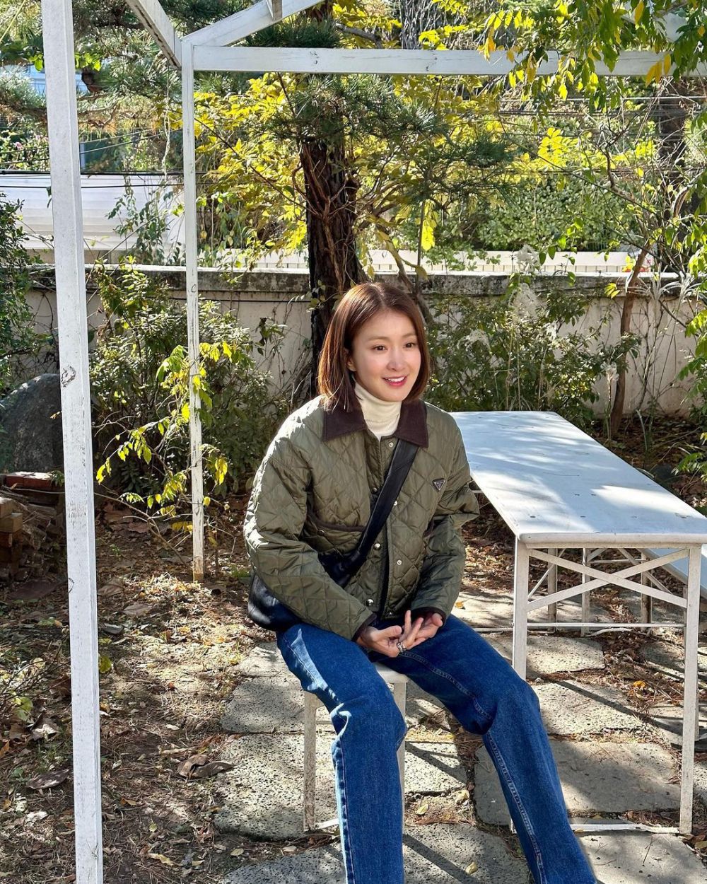 9 Mix and Match OOTD Kasual ala Lee Si Young yang Trendi Abis!