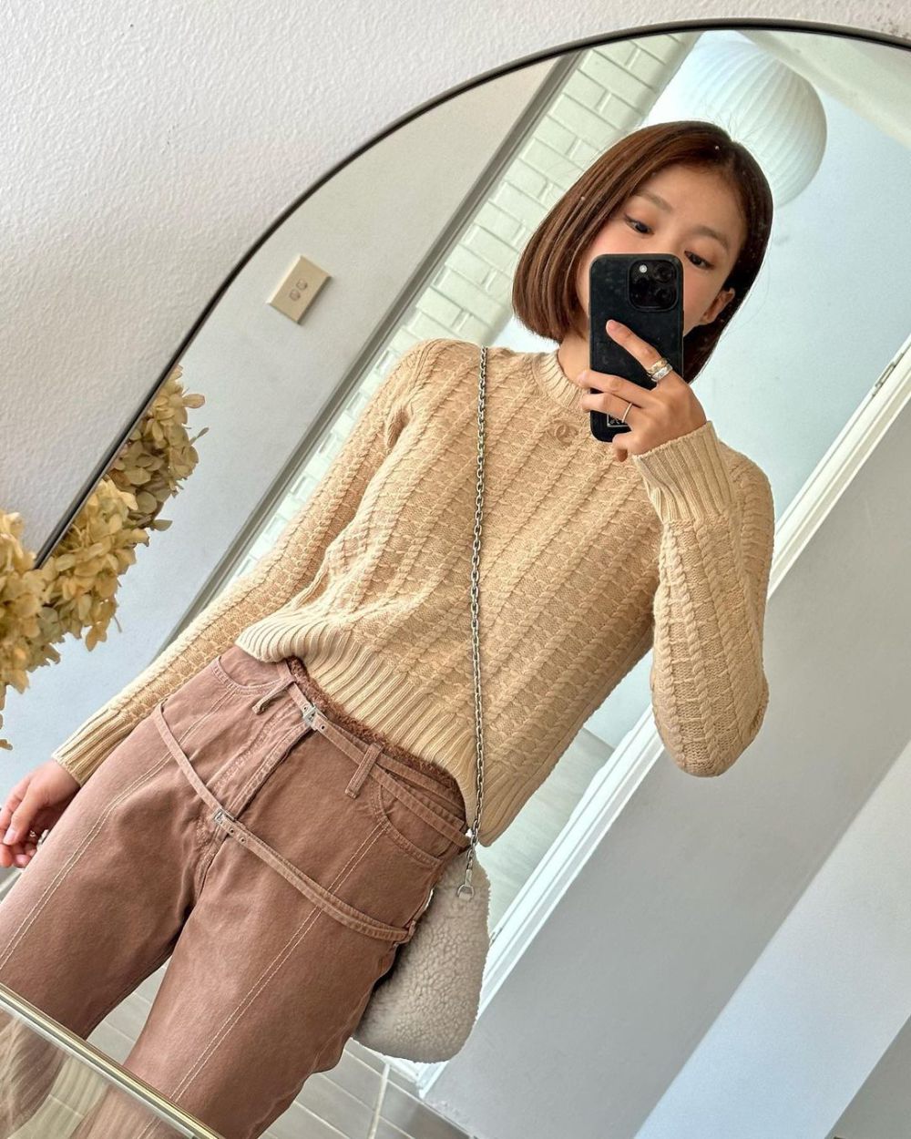9 Mix and Match OOTD Kasual ala Lee Si Young yang Trendi Abis!