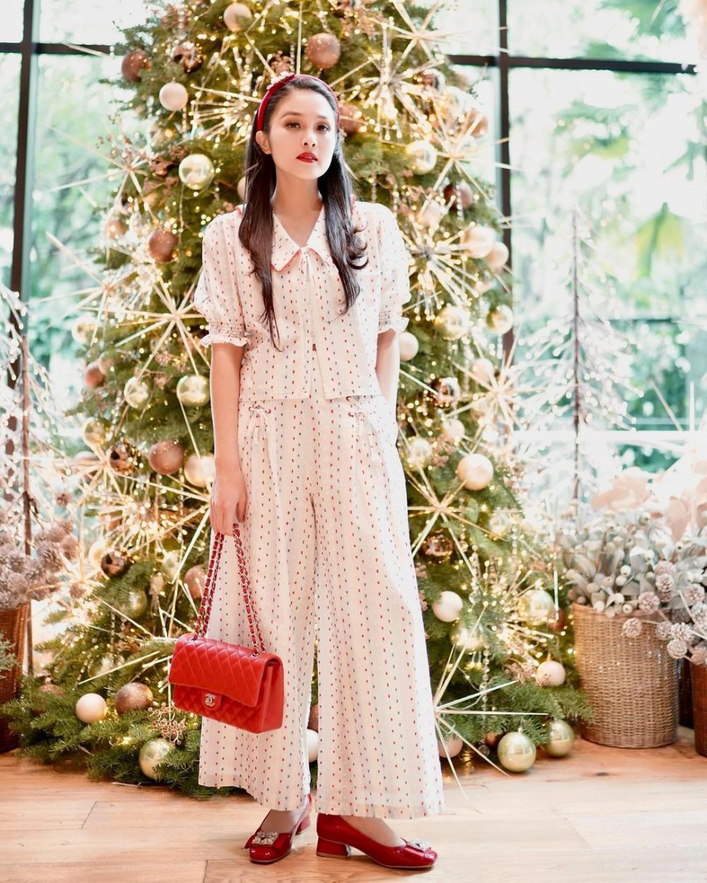 9 Referensi Outfit untuk Christmas Dinner ala Sandra Dewi, Classy!