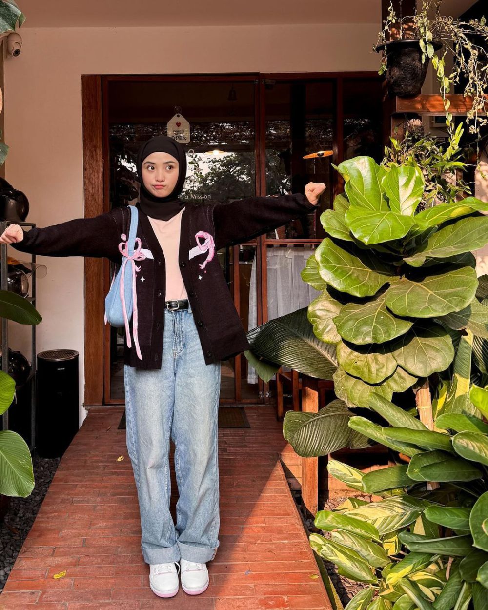 8 Ide Outfit Jalan-Jalan Pakai Sneakers ala Tania Dewi, Super Nyaman!  