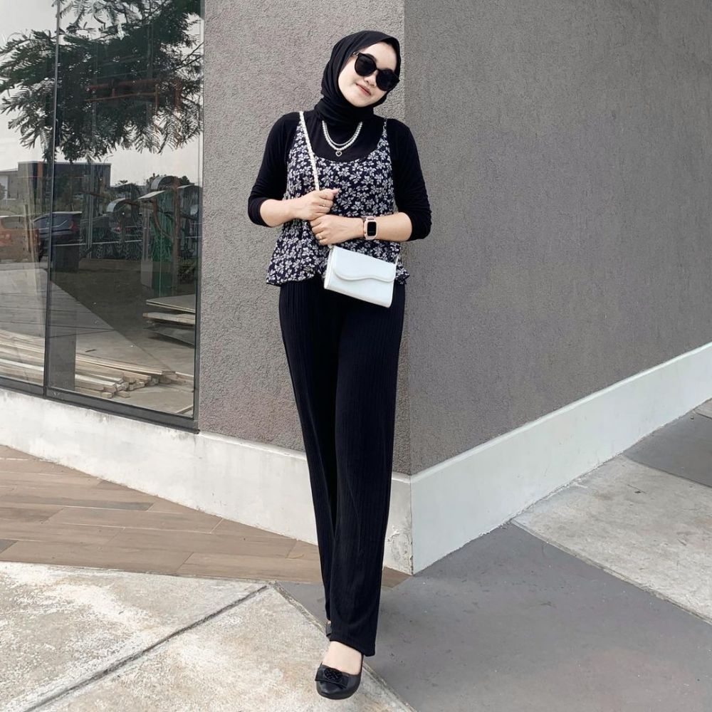 9 Inspirasi Hijab Style dengan Warna Hitam ala Deah Putri Aletha