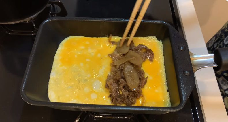 Resep Gyudon Omelet Bowl, Nasi Sapi Telur yang Lezat! 