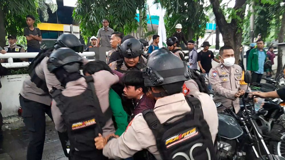 Polisi Bubarkan Mahasiswa yang Unjuk Rasa di Kantor PLN Sulselrabar