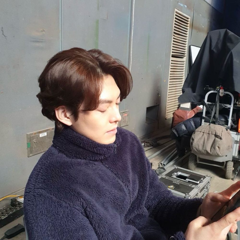 9 Potret Kim Woo Bin di Balik Layar Film Alienoid 2, Supel!