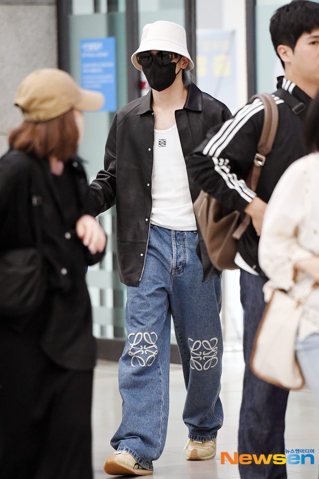 10 Gaya Airport Fashion ala Taeyong NCT, Fashionable dan Hype