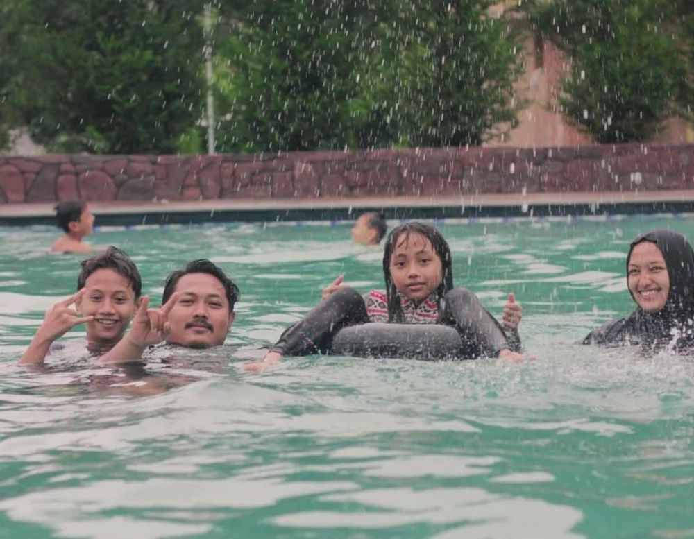 Taman Banyu Kencana Watu Blencong, Berenang di Lereng Gunung Slamet