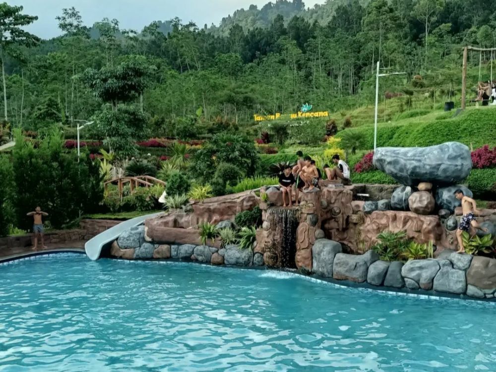 Taman Banyu Kencana Watu Blencong, Berenang di Lereng Gunung Slamet
