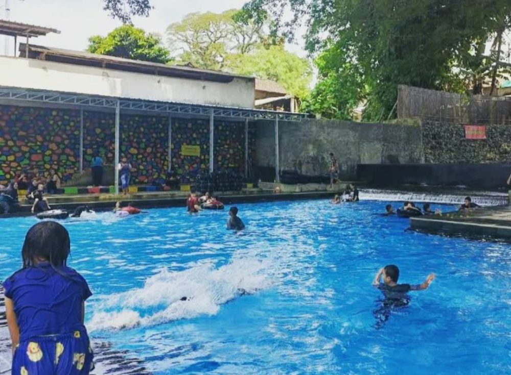 8 Info Umbul Pelem Waterpark, Sensasi Berenang di Mata Air Alami