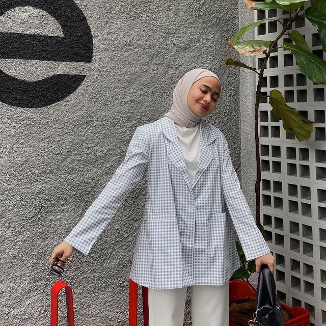 8 Inspirasi Outfit Hijab Motif Kotakkotak ala Maryam Nurul