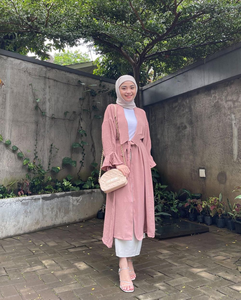 8 Styling Outfit Nuansa Pastel ala Tania Dewi, Super Cute!