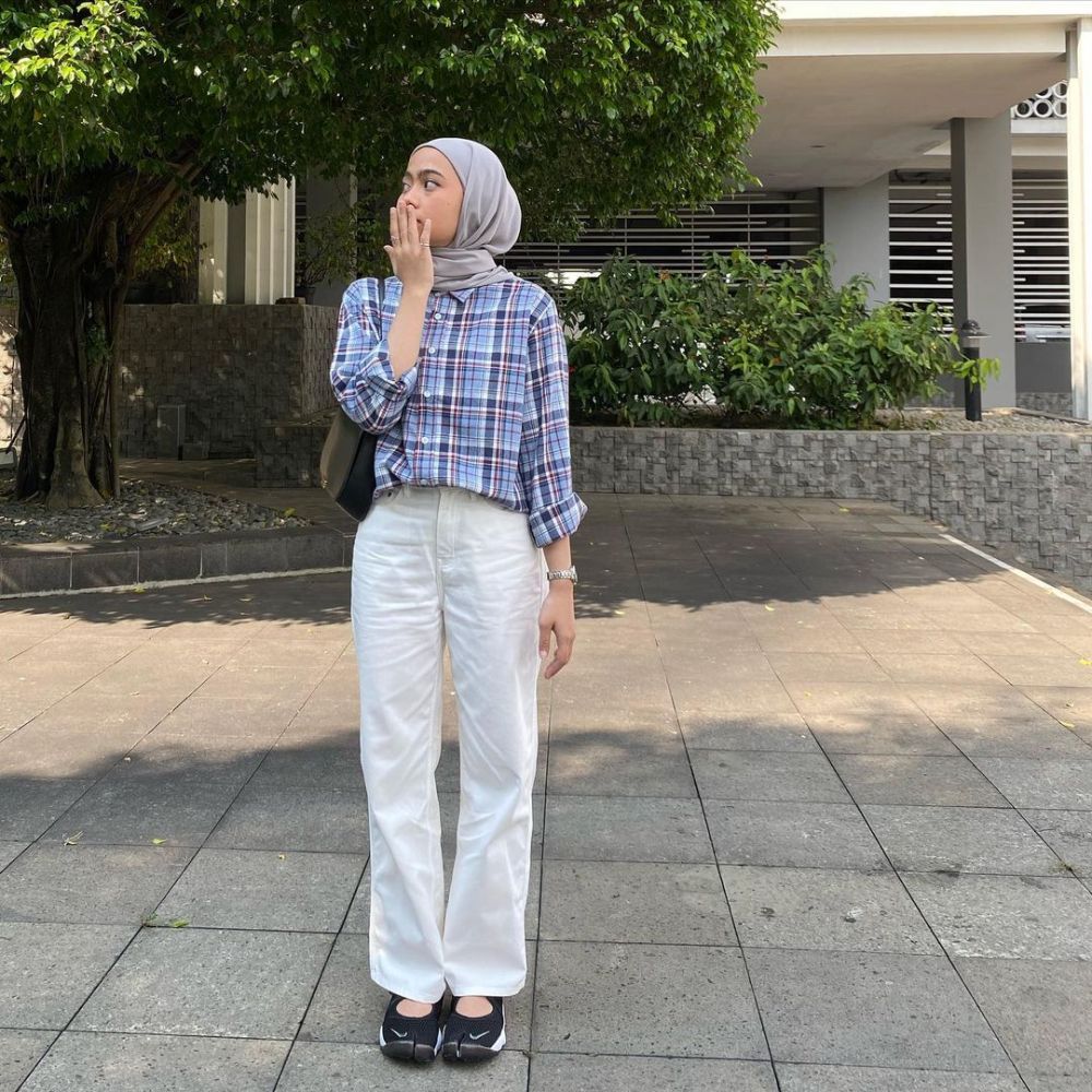 9 Ide OOTD Celana Putih ala Maryam Nurul, Style Antiboring!