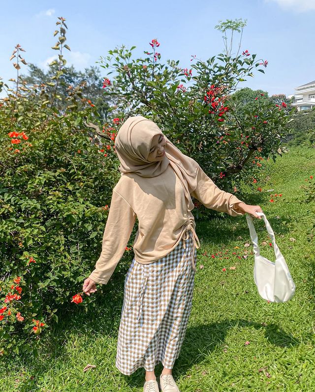 8 Ide Outfit Hijab Motif Kotakkotak ala Ulya Salsabila