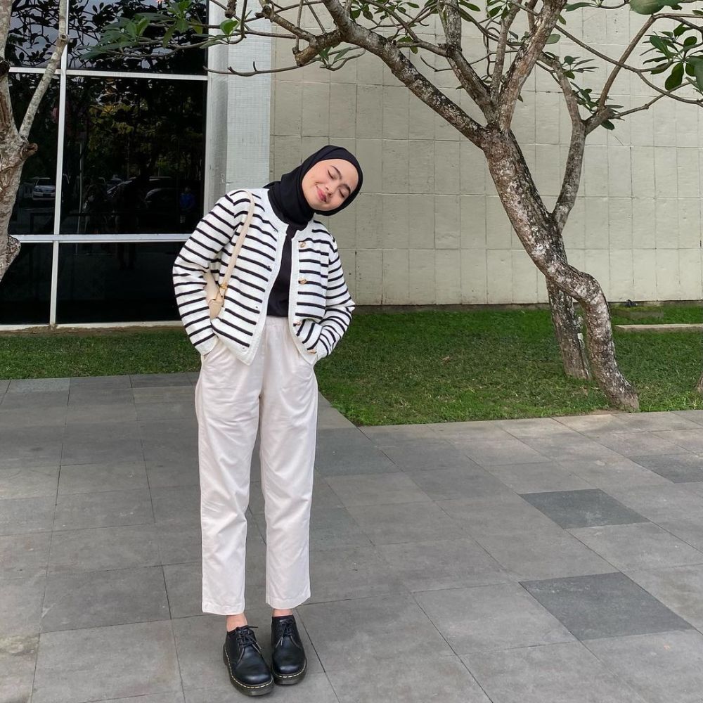 9 Ide OOTD Celana Putih ala Maryam Nurul, Style Antiboring!